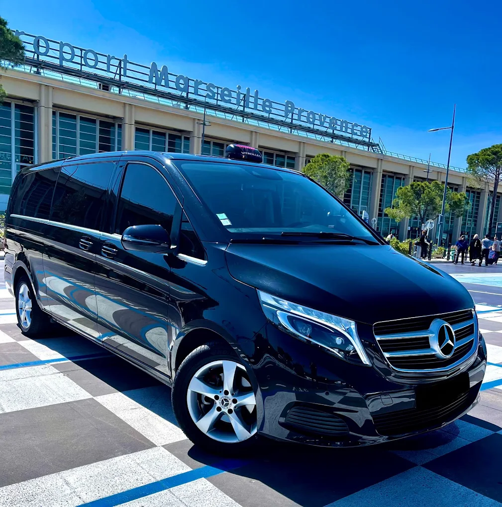Mercedes V-Class noire devant l'aéroport Marseille-Provence
