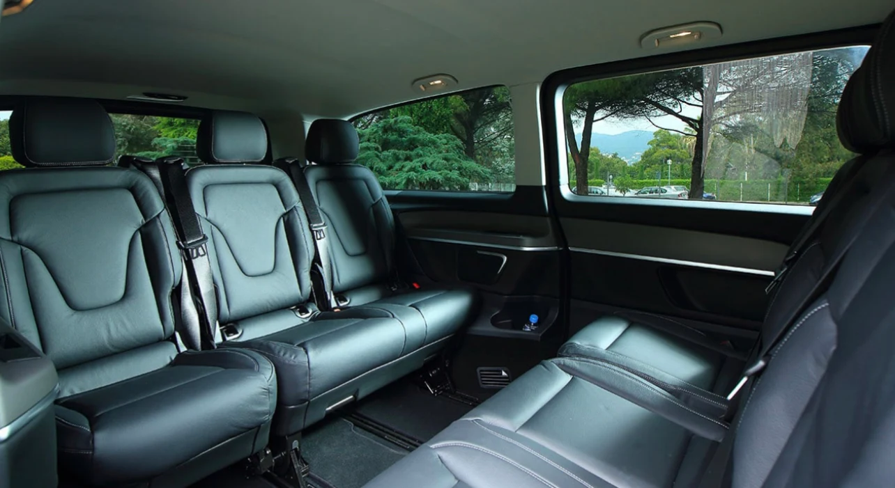 Intérieur cuir noir, habitacle soigné